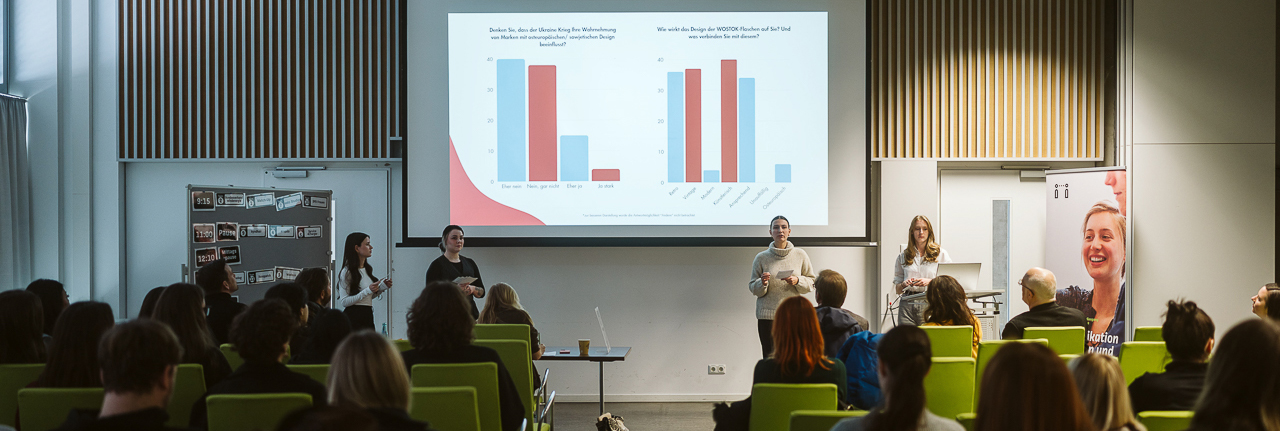 Gruppe von Studentinnen bei einer Präsentation vor Publikum © HTW Berlin/Alexander Rentsch Gruppe von Studentinnen bei einer Präsentation vor Publikum
