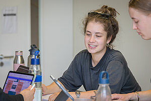 Studentin bei einer Gruppenarbeit © HTW Berlin/Tobias Golla Studentin bei einer Gruppenarbeit