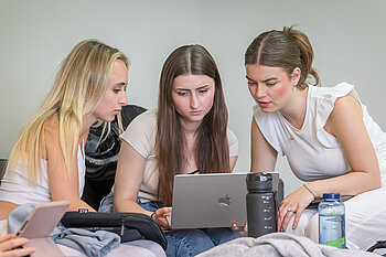 Drei Studentin schauen gemeinsam auf einen Laptop © HTW Berlin/Tobias Golla Drei Studentin schauen gemeinsam auf einen Laptop